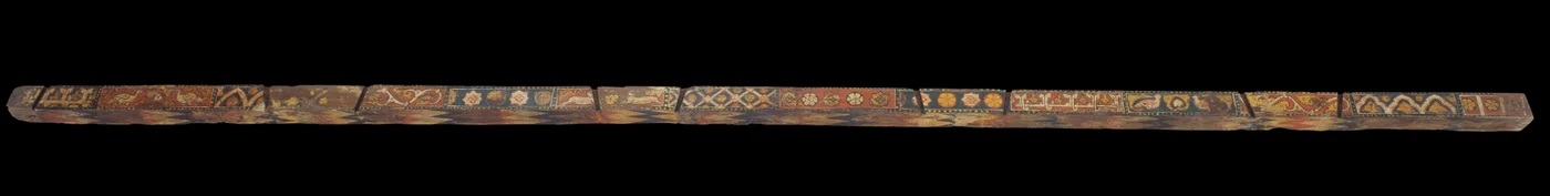 Spær med geometriske, plante-, dyre- og heraldiske motiver